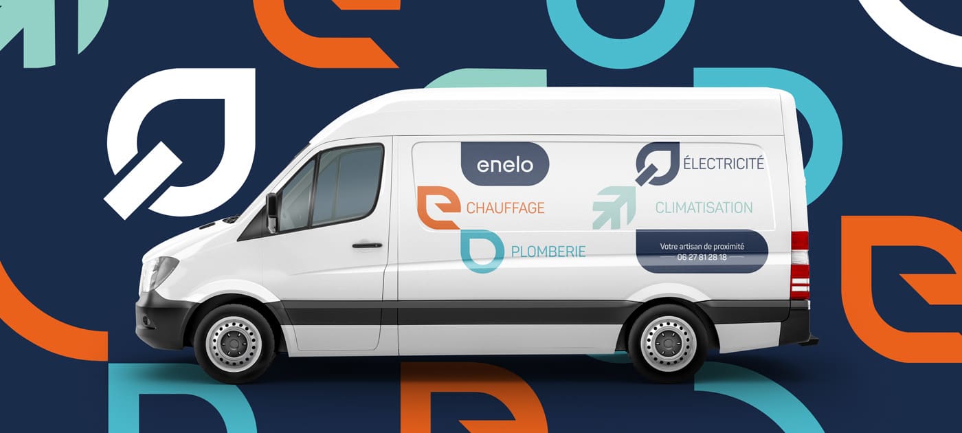 Véhicule utilitaire Enelo avec covering professionnel affichant les services de plomberie, chauffage, climatisation et électricité.
