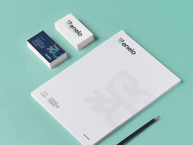 Papeterie Enelo avec papier à en-tête, cartes de visite et crayon, présentant l’identité visuelle de la marque.
